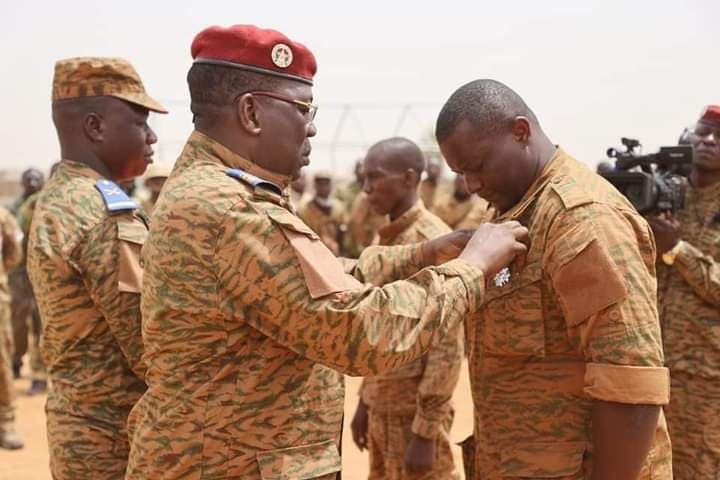 Burkina Faso : Pour avoir vigoureusement riposté à une attaque terroriste, des FDS décorés par Damiba