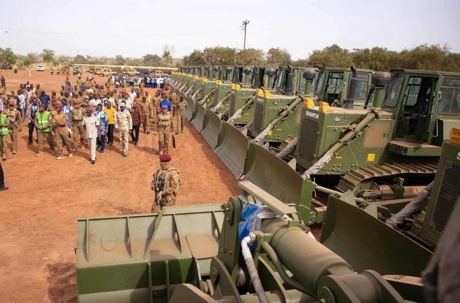 Burkina Faso : Doté de matériel acheté sans crédit, Ibrahim Traoré ordonne l'accélération du bitumage des routes
