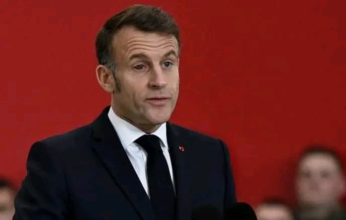 France : Macron apparaît avec un gros problème à l'oeil lors de ses vœux à l'Armée