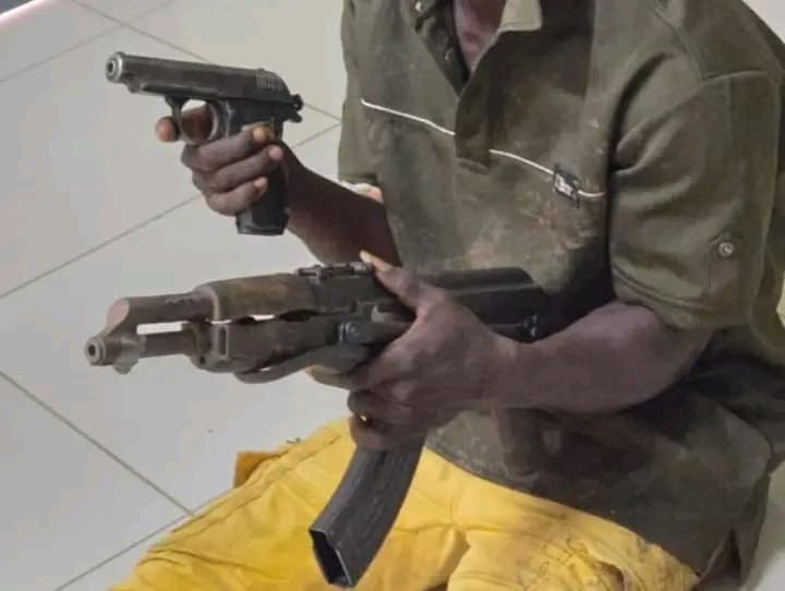 Côte d'Ivoire : Adzopé, armé d'une kalachnikov et d'un pistolet automatique, un homme en pleine tentative de cambriolage mis aux arrêts