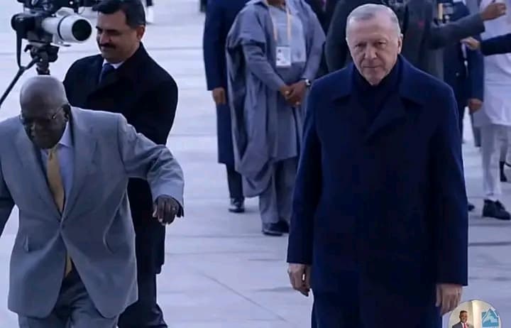 Turquie : En pleine cérémonie d'accueil, le président nigérian Tinubu s'effondre à terre