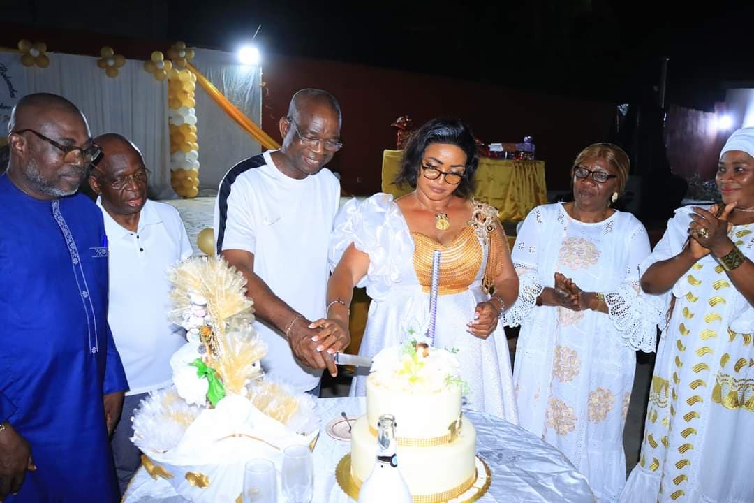 Côte d'Ivoire : Dimbokro, N'guessan Lataille Koffi communie avec des centaines de femmes membres de l'association Les Colombes