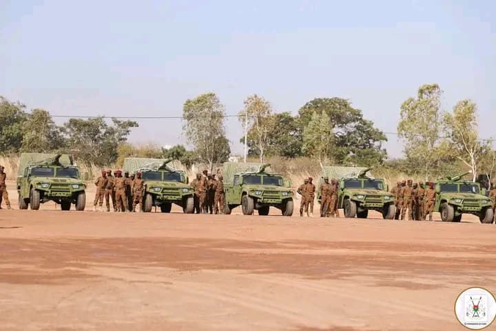 Burkina Faso : Pour traquer les terroristes, le Chef de l’Etat remet un important lot de matériel militaire aux FDS