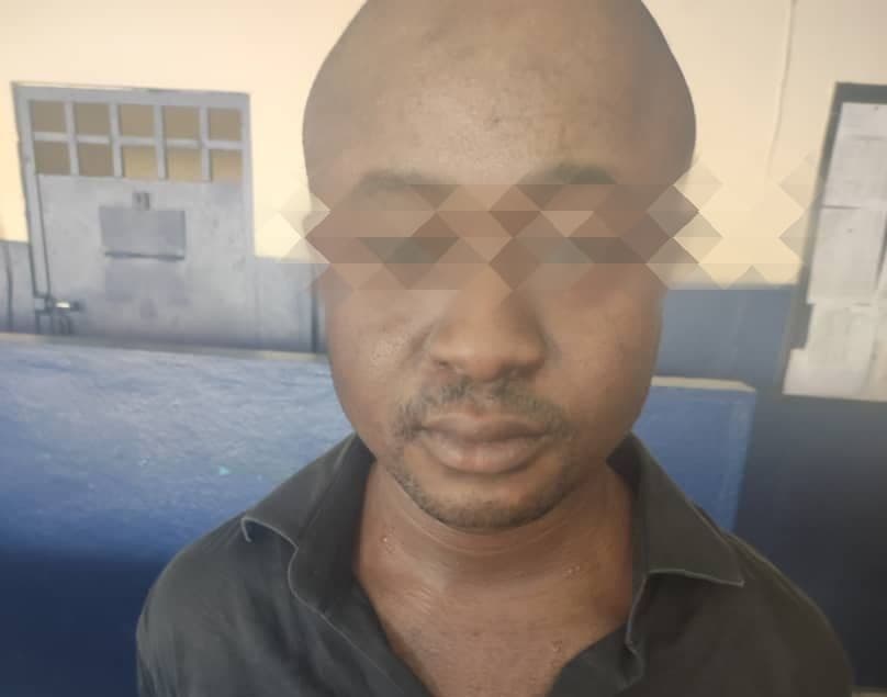Côte d'Ivoire : Abobo, le film de l'arrestation du meurtrier de l'institutrice et son fils, reconnu et ligoté dans un salon de coiffure (vidéo)