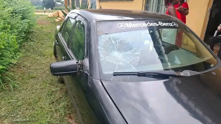 Côte d’Ivoire : Après son échec au Bac 2025, un candidat frappe le proviseur et saccage son véhicule