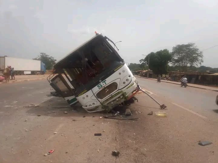 Côte d'Ivoire : Ferké, l'explosion du pneu d'un car le conduit dans le décor, plusieurs dégâts enregistrés