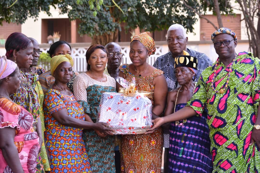 Côte d'Ivoire : Diabo, Rébecca Yao à la tête de 300 femmes, présente les vœux de nouvel an au chef de canton Gblo-Mamela