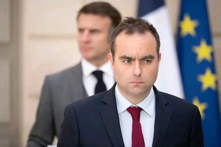 France : Macron reconduit son Premier ministre démissionnaire dans la confusion