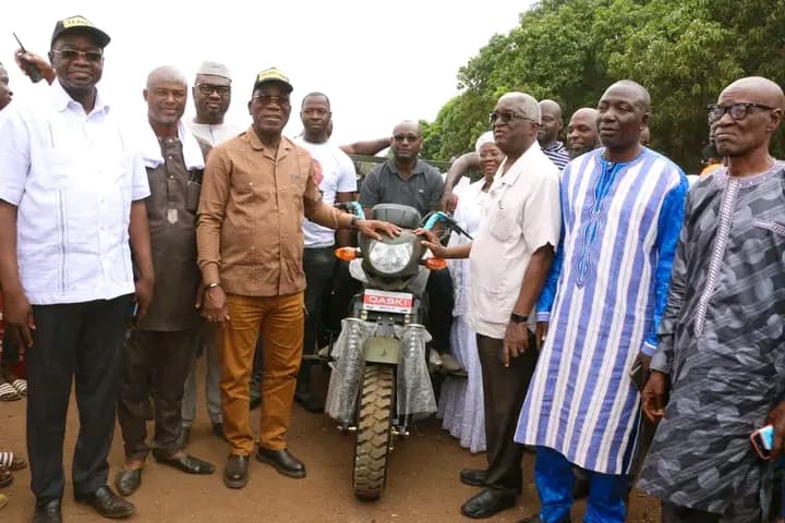 Côte d'Ivoire : Bouaké, Assahoré dote un quartier en matériels pour lutter contre l'insalubrité