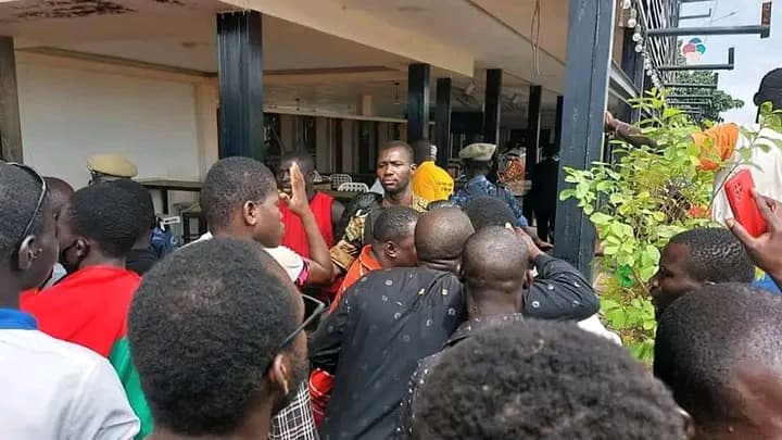 Burkina Faso : Ouaga 2000, des manifestants en face du café resto "La perle" veulent en découdre avec Eddie Komboïgo président du CDP