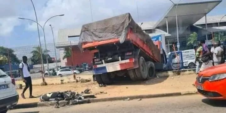 Côte d'Ivoire : À moto, un jeune livreur écrasé par un camion à Cocody Riviera