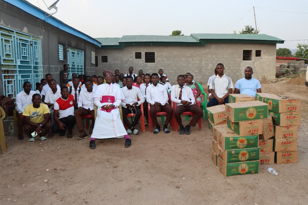 Côte d'Ivoire : Man, tournée de Miséricorde pendant le Carême, Mgr Gaspard Beby Gneba nourrit l'Espoir des élèves et étudiants