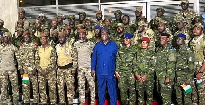 Côte d’Ivoire : De retour après six mois de détention au Mali, les 46 soldats salués par le Président Ouattara pour leur résilience