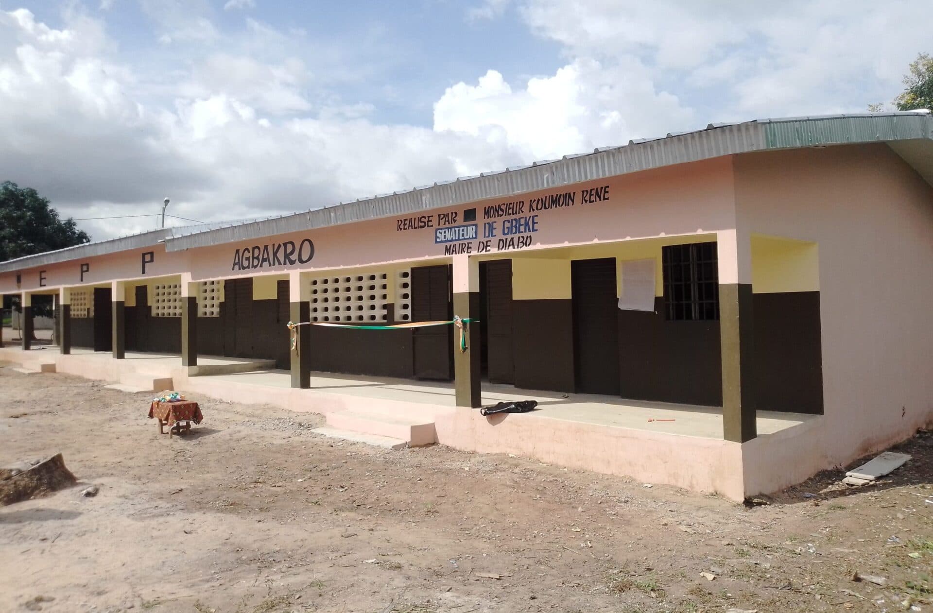Côte d'Ivoire : Diabo, le maire Koumoin René dote Agbakro d'un nouveau bâtiment scolaire et présente des chantiers en cours dans sa commune