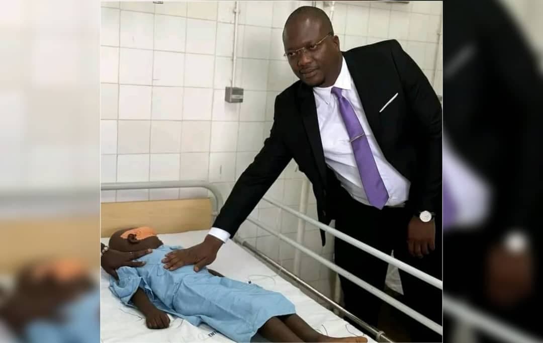 Côte d'Ivoire : Danané, le PCA de la Fondation JMO au four et au moulin pour la guérison d'un gamin