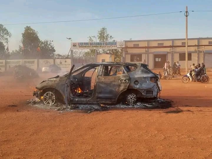 Burkina Faso : Son véhicule en flamme, le footballeur Patrick Malo saute pour sauver sa vie