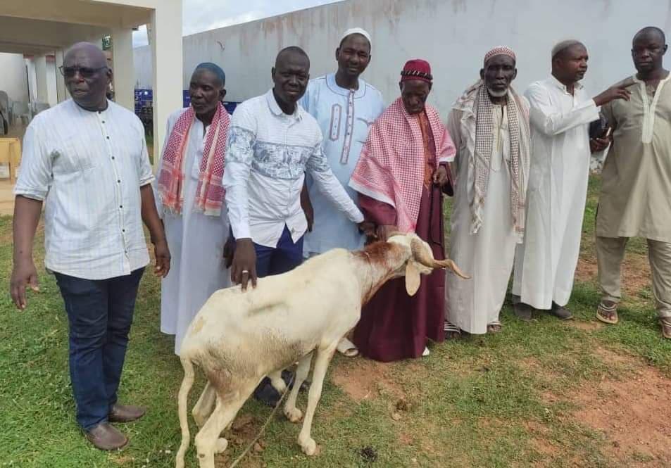 Côte d'Ivoire : Dimbokro, le Maire Adama Coulibaly offre une trentaine de béliers aux guides religieux musulmans