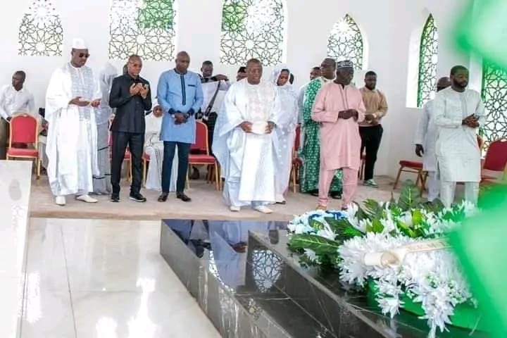Côte d'Ivoire : Korhogo, les auditeurs de l'institut de formation politique Amadou Gon Coulibaly s'inclinent sur la tombe de feu AGC