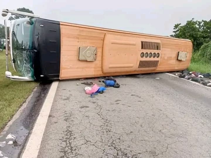 Côte d'Ivoire : En partance pour Yamoussoukro, un car UTB se renverse sur l’autoroute du Nord et fait 65 victimes