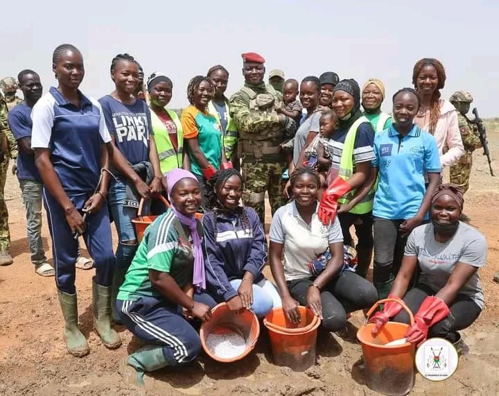 Burkina Faso : Le Capitaine Ibrahim Traoré félicite les étudiants en formation sur un projet incubateur à Bagré
