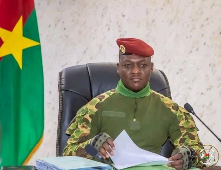 Burkina Faso : Le Capitaine Ibrahim Traoré félicite Iron Biby pour son sacre mondial