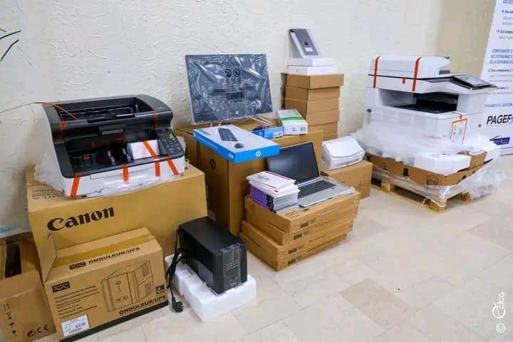 Côte d'Ivoire : Des matériels informatiques remis par le ministre des Finances et du Budget au Conseil d'État