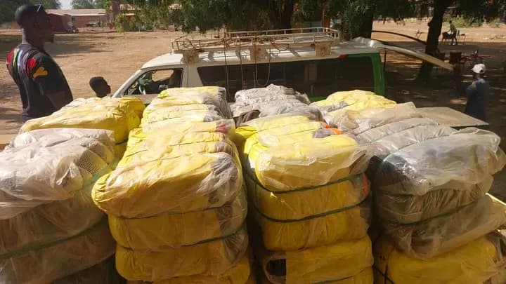 Burkina Faso : Soutien aux VDP, remise de 30 balles de blousons dans la région du Centre-Est