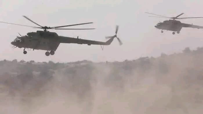 Burkina Faso : Des hélicoptères neutralisent des terroristes à l'Est, des chefs terroristes tués pendant une réunion au Nord