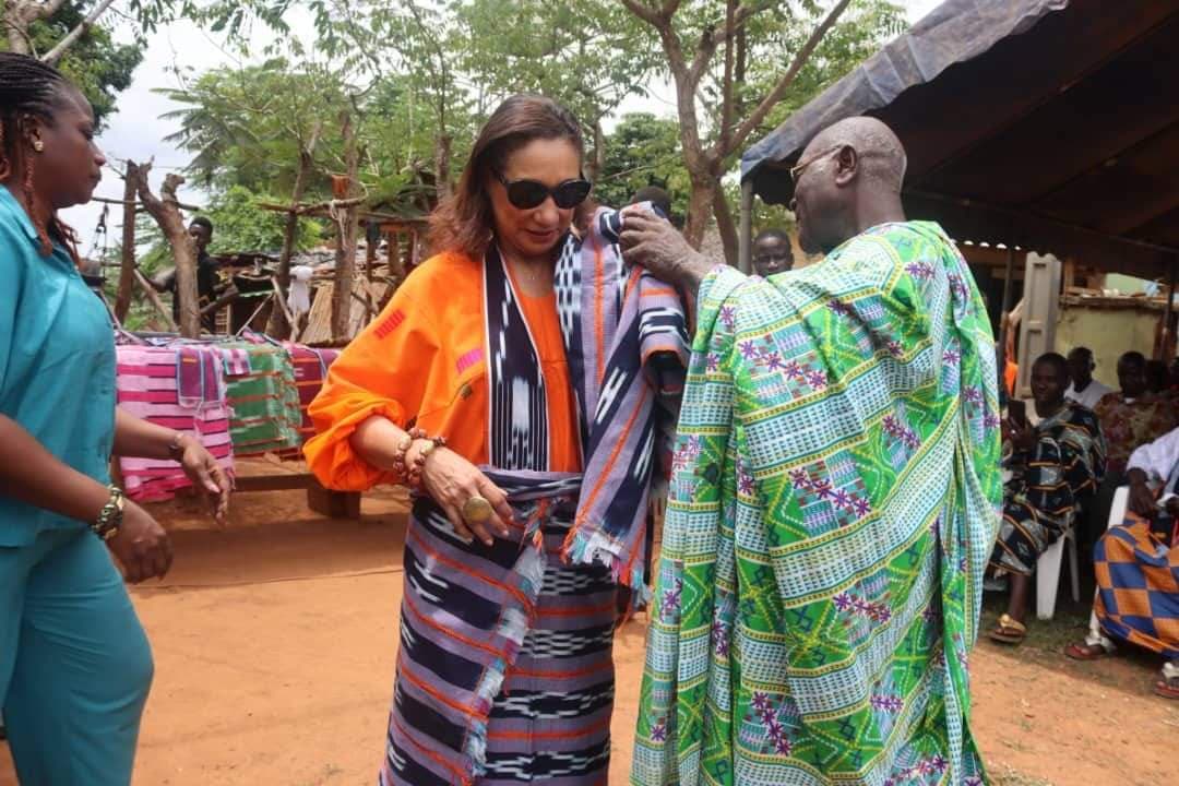 Côte d'Ivoire : Dimbokro, Françoise Remarck visite un site de tissage de pagnes traditionnels