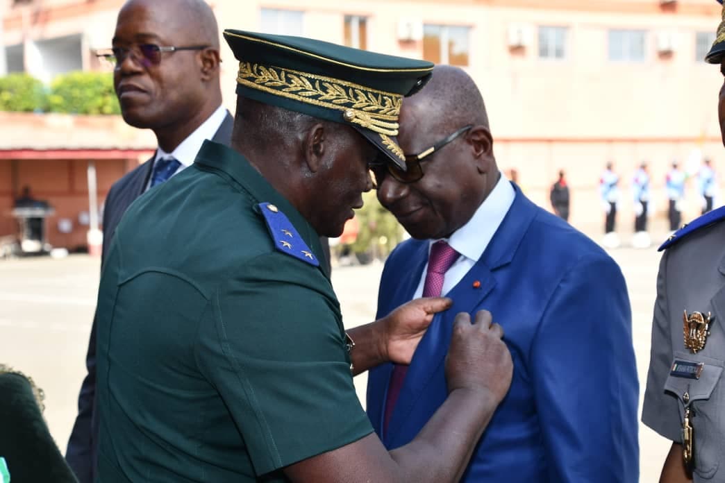 Côte d'Ivoire : GSPM, le DG des Impôts Ouattara Sié Abou reçoit la médaille d'or de sauvetage