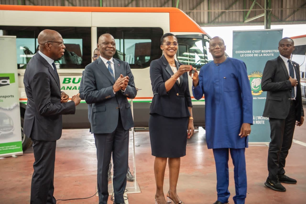 Côte d'Ivoire : Les 15 derniers minibus « Gbaka » sur les 40 promis aux conducteurs de Yopougon et Abobo remis par le ministre Amadou Koné