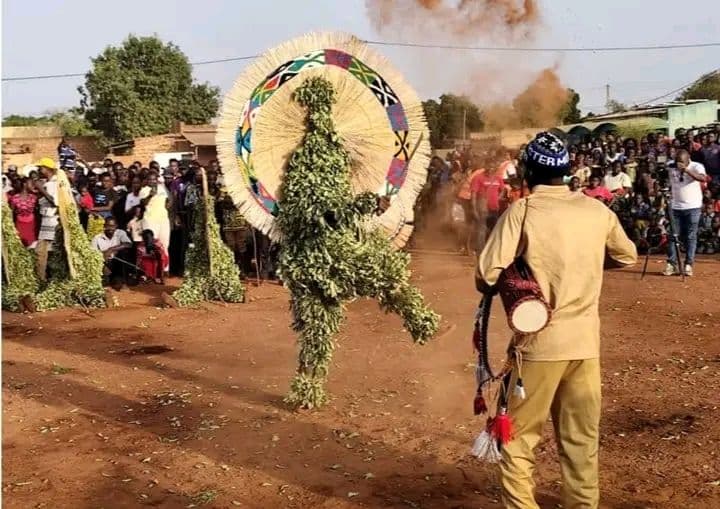 Burkina Faso : Des enseignants copieusement chicotés par des masques à Konan, les salles de classe fermées