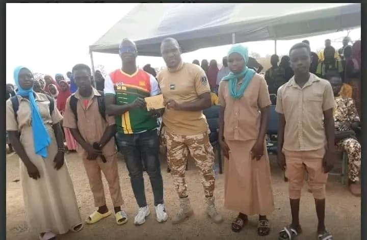 Burkina Faso : Des élèves offrent 44 000 fcfa pour l'effort de Paix