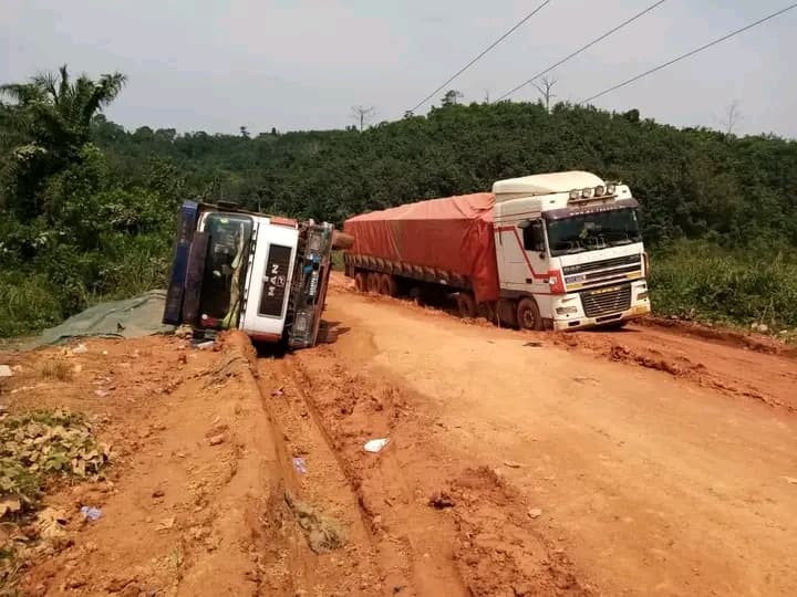 Côte d'Ivoire : Akressi, un camion se renverse et empêche la circulation