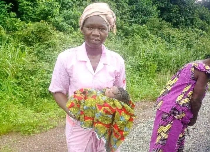 Côte d’Ivoire : Dassioko, une sage-femme fait un accouchement en pleine forêt