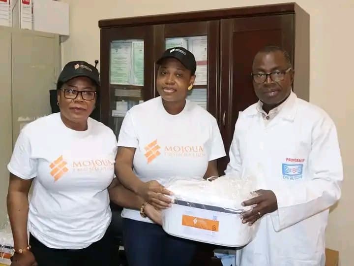 Côte d'Ivoire : Bouaké, la fondation MOJOUA remet des kits de naissance au service de pédiatrie du CHU