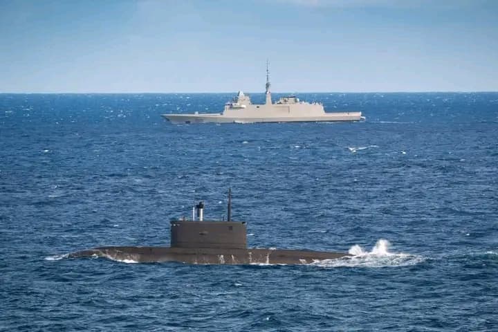 France : Paris obligé de lever un hélicoptère naval et d'envoyer la frégate dans le golfe de Gascogne