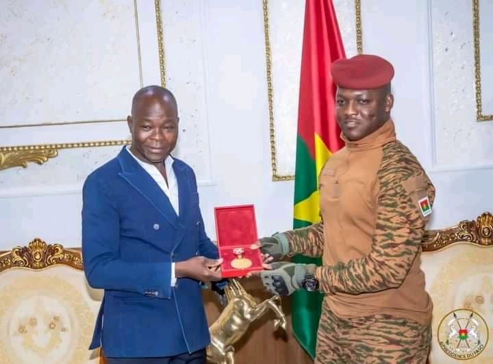 Burkina Faso : Architecture, Francis Kéré présente ses médailles au Chef de l'État