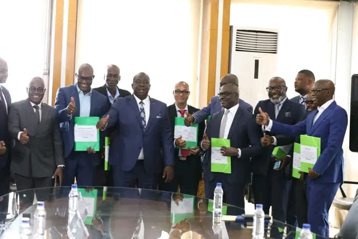 Côte d'Ivoire : Le ministre Adjoumani remet des contrats d'exploitation d'unités de transformation de riz paddy à des opérateurs