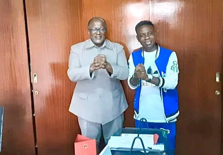 Côte d'Ivoire : L'Honorable Georges-Armand Ouégnin reçoit un artiste engagé pour le président Laurent Gbagbo