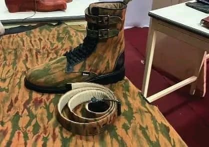 Burkina Faso : Des chaussures militaires made in Burkina exposées au SIAO
