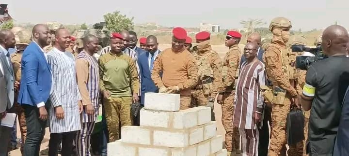 Burkina Faso : Ouagadougou, pose de la première pierre d'une Raffinerie d'Or par le Capitaine Ibrahim Traoré