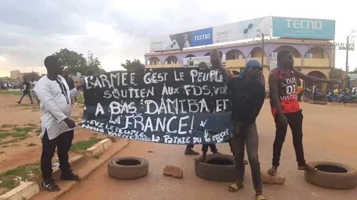 Burkina Faso : "L'armée c'est le peuple" scandent des manifestants à Tampouy