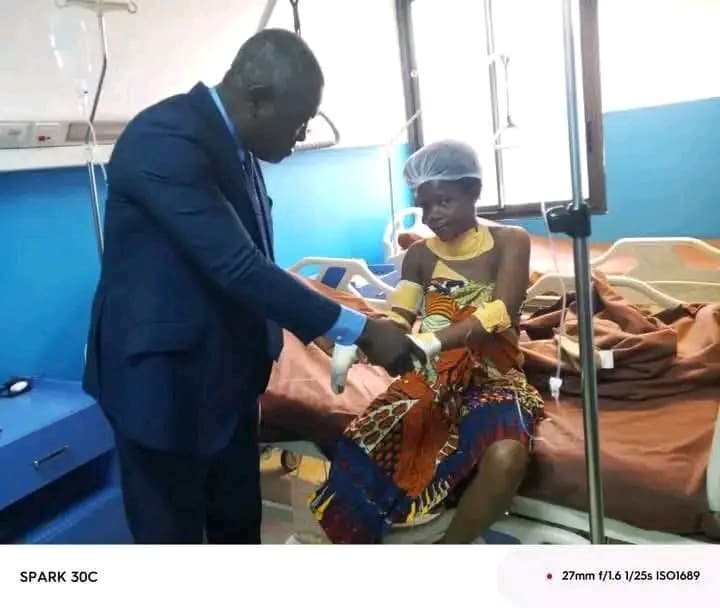 Côte d'Ivoire : Abobo, le SGA du PPA-CI Mangoné Bi au chevet de la femme enceinte victime d'un acte odieux d'un gamin de 12 ans