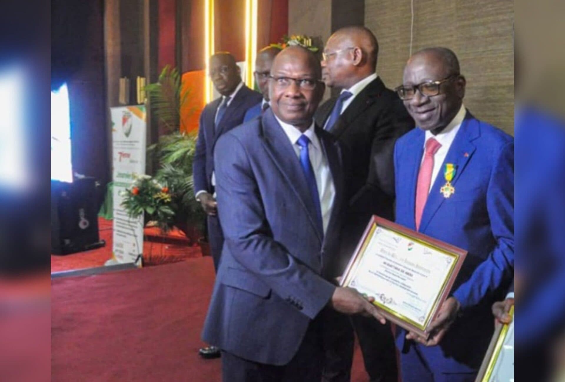 Côte d'Ivoire : Le DG des impôts reçoit la médaille d'Honneur des Douanes ivoiriennes
