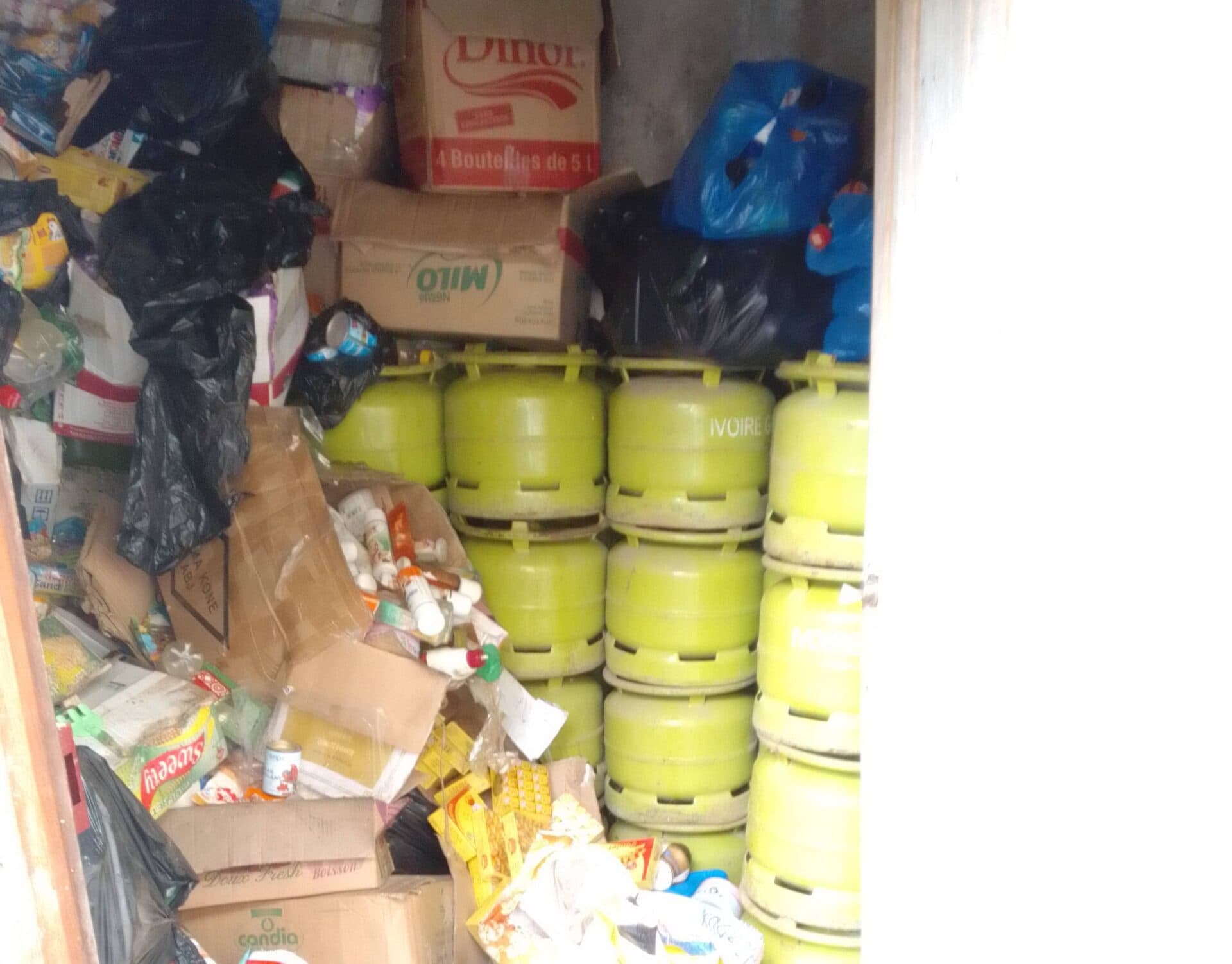 Côte d'Ivoire : Bouaké, le DR du commerce présente des produits périmés saisis dans les marchés estimés à plus de 2,5 millions fcfa