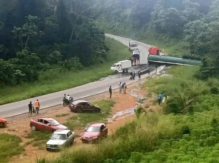 Côte d'Ivoire : Assouba, une citerne d'huile se détache et se répand sur la voie, les riverains en joie