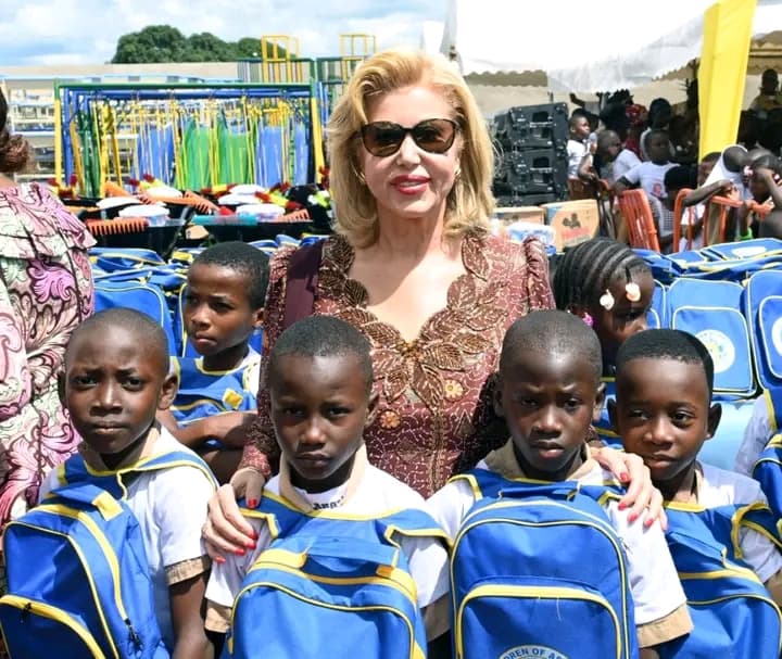 Côte d'Ivoire : Bouaké, Dominique Ouattara lance la distribution gratuite des kits scolaires et comble 15 000 écoliers