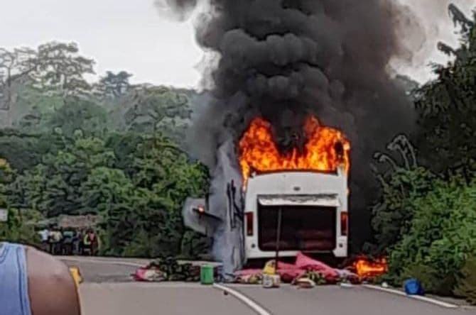Côte d'Ivoire : Bongouanou, en pleine circulation, un car de la compagnie GDF s'arrête et prend feu