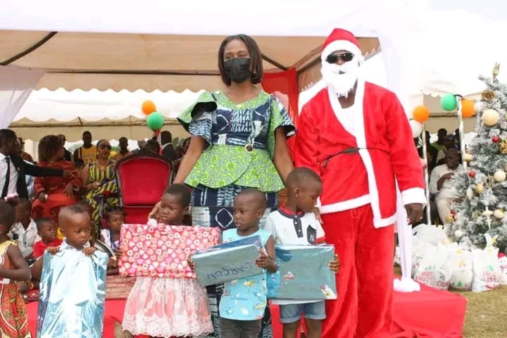 Côte d'Ivoire : Ouragahio, Nady Bamba, la petite femme du président Gbagbo couvre plus de 1000 enfants de cadeaux
